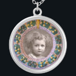 COLAR BANHADO A PRATA FLORES DE RENAISSÂNCIA FLORENTINA MODELO DE FOTO<br><div class="desc">Elegante,  clássico,  vibrante Renaissance fine art,  obra-prima de Bottega della Robbia ( Florence - Itália ) em castanho brilhante,  amarelo,  verde,  cores.</div>