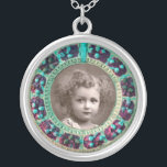 COLAR BANHADO A PRATA FLORES DE RENAISSÂNCIA FLORENTINA MODELO DE FOTO<br><div class="desc">Elegante,  clássico,  vibrante Renaissance fine art,  obra-prima de Bottega della Robbia ( Florence - Itália ) em castanho brilhante,  amarelo,  verde,  azul,  cores.</div>