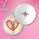 Colar Banhado A Prata Foto De Pet De Impressão De Combustível Amarelo Em<br><div class="desc">Este nome de manutenção no meu coração apresenta um coração texturizado vermelho esboçado em faux glitter em um fundo de impressão amarelo pastel. Perfeito para amantes de gatos ou cães. Adicione sua própria foto e atualize o nome. Todo texto é personalizável.</div>