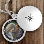 Colar Banhado A Prata Foto personalizada de Pet Horse Equestrian Name St<br><div class="desc">Seu nome personalizado e legenda em uma tipografia moderna mínima em torno de uma foto favorita de seu querido cavalo. Este colar será uma perfeita lembrança nos próximos anos.</div>