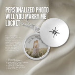 Colar Banhado A Prata Foto Personalizada Você Me Casado Locket<br><div class="desc">Este cesto é uma maneira verdadeiramente encantadora de propor e estimar o momento para sempre. Ele foi projetado para ter uma foto especial de você e seu amado, e ele dobra como uma proposta de casamento sincera. Imagine o aspecto de surpresa e alegria no rosto do seu parceiro quando eles...</div>