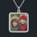 Colar Banhado A Prata Foto Simples Quadrada - Criar Um Keepsasaame<br><div class="desc">Uma modelo simples para carregar uma foto quadrada. Esta design minimalista inclui apenas uma fotografia. Se precisar ajustar o trabalho de arte,  clique na área personalizar. Isso o levará à ferramenta design onde você pode fazer muitas mudanças.</div>
