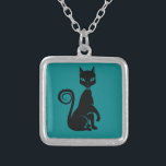 Colar Banhado A Prata Gato Negro Elegante<br><div class="desc">Gato negro elegante posando com uma pata levantada. Tem uma cauda curva e está vestindo um rico.</div>