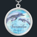 Colar Banhado A Prata Golfinhos Bonito| Nome e verso<br><div class="desc">Este lindo colar apresenta golfinhos pintados por aquarela e uma referência verso (Isaiah 43:2).  Inclui um modelo de texto para personalização!</div>