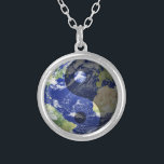 Colar Banhado A Prata Harmonia de Yin-Yang em nosso planeta<br><div class="desc">Criado com a esperança que nosso planeta/este mundo nós está vivendo trabalhará em mais da maneira de Tao que é equilibrada na harmonia de Yin-Yang.</div>