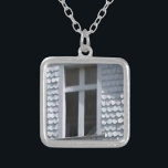 Colar Banhado A Prata igreja branca nas montanhas<br><div class="desc">igreja branca nas montanhas</div>