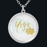 Colar Banhado A Prata Ioga Dourado da palavra do *~* com Lotus Dourado<br><div class="desc">Se você se encontra atraído a esta colar poderosa, confie-a. Nenhuma necessidade de compreender "porque". A imagem é tipografia da palavra "ioga" feita em uma pia batismal moderna junto com uns lótus do ouro. Há uma mancha clara da aguarela de turquesa atrás da ioga do texto e dos lótus do...</div>