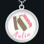 Colar Banhado A Prata ITÁLIA Itália Comida italiana Spumoni Sorvete Gela<br><div class="desc">A ilustração apresenta uma deliciosa sobremesa de gelato de massa, com camadas de cereja, menta e sorvete de chocolate, e pedaços de cerejas, frutas e loucos. Ideal para o seu sorvete favorito, fã de espumone ou amante dos clássicos da comida italiana! Esta design de comida italiana está igualmente disponível noutros...</div>