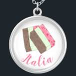 Colar Banhado A Prata ITÁLIA Itália Comida italiana Spumoni Sorvete Gela<br><div class="desc">A ilustração apresenta uma deliciosa sobremesa de gelato de massa, com camadas de cereja, menta e sorvete de chocolate, e pedaços de cerejas, frutas e loucos. Ideal para o seu sorvete favorito, fã de espumone ou amante dos clássicos da comida italiana! Esta design de comida italiana está igualmente disponível noutros...</div>