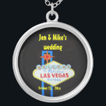 Colar Banhado A Prata Las Vegas que Wedding a lembrança<br><div class="desc">Uma colar de Las Vegas projetou para lotes das opções para escolhas personalizadas,  comemorar toda a ocasião de um casamento a um aniversário especial.</div>