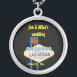 Colar Banhado A Prata Las Vegas que Wedding a lembrança<br><div class="desc">Uma colar de Las Vegas projetou para lotes das opções para escolhas personalizadas,  comemorar toda a ocasião de um casamento a um aniversário especial.</div>