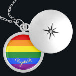 Colar Banhado A Prata LGBT Gay Lésbica Orgulho Lésbico Arco-íris Cores p<br><div class="desc">Lindas, vibrantes e vibrantes cores do arco-íris orgulho gay LGBT, padrão colorido de faixas geométricas, personalizado, personalizado, monograma, na moda, resistente a UV e à prova d'água, colar de caixão de metal redondo com acabamento prateado e esterlina. O colar apresenta texto em um elegante script de tipografia de ouro falso....</div>