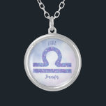 Colar Banhado A Prata Lindo Símbolo de Astrologia Libra Roxo Personaliza<br><div class="desc">Este bonito colar de Libra roxo e lavanda apresenta seu sinal astrológico do Zodiac em um belo brilho como as constelações. Personalize este presente bonitinho com seu nome em um roteiro cursivo para alguém que faz aniversário no final de setembro ou no início de outubro.</div>