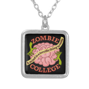 Colar Banhado A Prata Logotipo engraçado da faculdade Zombie