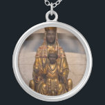 Colar Banhado A Prata Madona da Espanha de Montserrat Black Madonna<br><div class="desc">Madonna de Montserrat Black Madonna Virgin Mary - impressões de arte em vários materiais. Uma ideia de presente de excelente para iluminar sua casa. Também comprar este trabalho de arte em capas de telefone, roupa, canecas, travesseiros e muito mais. Poster e Impressão de arte em roupas e para seu muro...</div>