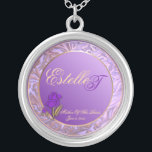 Colar Banhado A Prata Mãe customizável da lembrança do roxo da noiva<br><div class="desc">Mãe customizável das máscaras da noiva da colar da lembrança da lavanda. Substitua a mãe das noivas nome e da inicial do sobrenome com a informação correta, e a data de seu casamento, nesta colar elegante da lembrança, no "personaliza-o" caixa no direito desta página do produto. Você pode escolher mudar...</div>