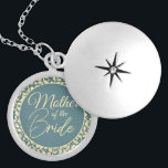 Colar Banhado A Prata Mãe da Noiva com Folhas Azuis e Creme<br><div class="desc">Este belo armário é um acessório especial projetado para a Mãe da Noiva. O medidor apresenta um esquema clássico de cor azul e creme com um dentro de padrão de folha de cor creme, acrescentando um toque de elegância e beleza natural. A mensagem oculta dentro é um toque especial que...</div>