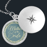 Colar Banhado A Prata Mãe da Noiva com Folhas Azuis e Creme<br><div class="desc">Este belo armário é um acessório especial projetado para a Mãe da Noiva. O medidor apresenta um esquema clássico de cor azul e creme com um dentro de padrão de folha de cor creme, acrescentando um toque de elegância e beleza natural. A mensagem oculta dentro é um toque especial que...</div>