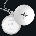 Colar Banhado A Prata Mãe Do Casamento Azul Da Noiva Do Groom<br><div class="desc">Projetado com texto personalizado "Mãe do noivo" em azul poeirento popular,  este é dom perfeito,  simples e elegante ou favor do partido para a mãe do noivo. Você pode alterar o texto ou a cor de um evento ou receptáculo diferente conforme desejar!</div>