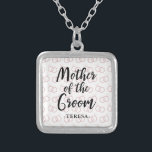 Colar Banhado A Prata Mãe do Padrão de Anel de Casamento do Groom e Nome<br><div class="desc">Mãe do Padrão de Anel de Casamento do Groom Personalizado Nome do Pescoço do Presente.</div>