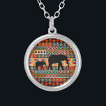 Colar Banhado A Prata Mamã do teste padrão do motivo africano & elefante<br><div class="desc">Silhueta do elefante da mamã e do bebê no teste padrão decorativo colorido do motivo africano. Ideia bonita dos presentes para a mamã.</div>