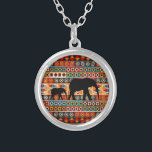 Colar Banhado A Prata Mamã do teste padrão do motivo africano & elefante<br><div class="desc">Silhueta do elefante da mamã e do bebê no teste padrão decorativo colorido do motivo africano. Ideia bonita dos presentes para a mamã.</div>