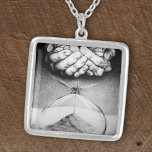 Colar Banhado A Prata Mãos de vidro do tempo Lápis desenho Lápis Arte su<br><div class="desc">"Hora" | Estampagem de grafite em ampulheta e mãos segurando areia. Arte surreal desenhada à mão. 🔹 Você pode personalizá-la - redimensionar/girar a imagem,  adicionar texto e muito mais :) 🔹 🔹 Enviar uma foto de sua compra ou apenas compartilhá-la e marcar @edrawings38art (no FB/IG/Twitter) Obrigado! 💜</div>