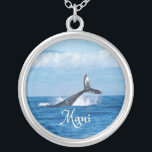 Colar Banhado A Prata Maui Hawaii Ocean Whale Tail<br><div class="desc">Maui Hawaii Ocean Whale Tail mergulhando com cauda saindo da água do oceano. A bela ilha de Maui ao fundo.</div>