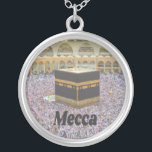 Colar Banhado A Prata Meca Arábia Saudita A cidade mais sagrada do Islã,<br><div class="desc">Meca Arábia Saudita A cidade mais sagrada do Islã,  Kaaba Masjid al-Haram,  Mesquita Sagrada,  rodeia a Kaaba (a estrutura cúbica coberta de tecido que é o santuário mais sagrado do Islã).  Está repleto de muçulmanos,  já que são os únicos permitidos enquanto fazem a sua peregrinação anual chamada Hajj.</div>