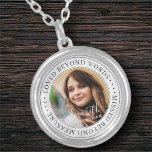 Colar Banhado A Prata Memorial Amava Além Das Palavras Foto Chic Elegant<br><div class="desc">Este design simples e clássico é composto por tipografia serif e adiciona uma foto personalizada. "Amado além das palavras,  perdido além das medidas"</div>