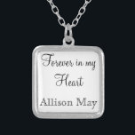 Colar Banhado A Prata Memorial Charm para Buquê de Casamento em Branco<br><div class="desc">Charms do Buquê Memorial do Casamento. Lembre-se daqueles que não podem estar com você no seu dia especial com um charme nobre. Uma adorável saciedade sentimental para a noiva a carregar no buquê. Este encanto tem um fundo negro com a frase "Para sempre no meu Coração" e um lugar abaixo...</div>