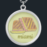 Colar Banhado A Prata Miami Florida Ham Swiss Cheese Cuban Sandwich<br><div class="desc">A ilustração apresenta um delicioso sanduíche cubano — um favorito de Miami, Flórida! Este sanduíche prensado, uma versão de presunto e queijo clássicos, tem pão cubano, presunto, queijo suíço, picles, mostarda e, por vezes, salame. Excelente para o seu floridiano favorito! Este design de sanduíche cubano também está disponível em outros...</div>