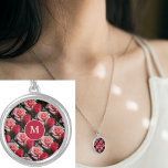 Colar Banhado A Prata Monograma Floral de Padrão Rosa e Rosa vermelha<br><div class="desc">Belo design floral colorido. Este design parece bom em qualquer produto. ⭐ PERSONALIZAR este modelo com o seu trabalho de arte. ⭐ EDITÁ-lo ainda mais para fazer mais alterações. ⭐ TRANSFERIR este design para qualquer produto. Visite todas as minhas lojas em bit.ly/SandyspiderStores (recortar e colar).</div>