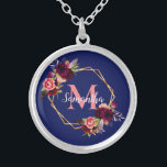Colar Banhado A Prata Monograma geométrico de ouro floral azul<br><div class="desc">Um fundo azul marinho chic. Uma estrutura geométrica dourada falsa, decorada com flores de cor aquosa, rosas em penas de burlu e cor-de-rosa e do estilo "boho". Modelos para o seu nome e carta monográfica. O nome em cor-de-rosa é escrito com um script estilo moderno e moderno, escrito à mão....</div>