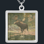 Colar Banhado A Prata Moose Caminhando na Água<br><div class="desc">Você mora longe da natureza? Essa bela e,  no entanto,  clássica dá uma impressão de paz e as cores do alce que caminha na água são precisas,  o que torna essa imagem muito realista. Obtenha esta arte estilizada da natureza em seus produtos favoritos!</div>
