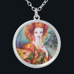 COLAR BANHADO A PRATA MULHER ROMÂNTICA COM PENA DE PAZ<br><div class="desc">Pintura de aquarela contemporânea original com folha de ouro e cores iridescentes em verde-claro,  laranja-amarelo,  cor-de-rosa,  cor branca.Elegante,  linda e sofisticada mulher-bruneta, vermelha, tecidos de ouro cintilante verde de um figurino barroco com penas pavão.</div>