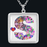COLAR BANHADO A PRATA NAMORADOS VENETIAN MONOGRAM S - LETRA<br><div class="desc">S letra alfabética design inicial com coração. Branca vibrante e pintura artística com confete colorido..Amor mítico entre Harlequin e Columbine,  pintura acrílica inspirada em máscaras de pena veneziana e Commedia dell'arte - Veneza. Cor verde-rosa-púrpura brilhante.</div>