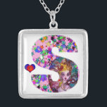 COLAR BANHADO A PRATA NAMORADOS VENETIAN MONOGRAM S - LETRA<br><div class="desc">S letra alfabética design inicial com coração. Branca vibrante e pintura artística com confete colorido..Amor mítico entre Harlequin e Columbine,  pintura acrílica inspirada em máscaras de pena veneziana e Commedia dell'arte - Veneza. Cor verde-rosa-púrpura brilhante.</div>