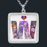 COLAR BANHADO A PRATA NAMORADOS VENETIANO MONOGRAMA W - LETRA<br><div class="desc">W letra alfabética design inicial com coração. Branca vibrante e pintura artística com confete colorido..Amor mítico entre Harlequin e Columbine,  pintura acrílica inspirada em máscaras de pena veneziana e Commedia dell'arte - Veneza. Cor verde-rosa-púrpura brilhante.</div>