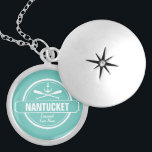 Colar Banhado A Prata Nantucket, nome personalizado MÃE, âncora náutica<br><div class="desc">Este Nantucket, âncora náutica de Massachusetts e design de remo é personalizado com sua cidade, área ou praia favorita de Nantucket (como Brant Point, Madaket, Siasconset, Surfside, Monomoy, Naushop, Miacomet, etc.) e seu nome (ou apagar). Este design de retrô, estilo vintage, apresenta um círculo branco, âncora, pás crocadas e um...</div>