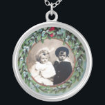 COLAR BANHADO A PRATA NATAL CRUZADO COM MISTALETOS, MODELO DE FOTO<br><div class="desc">Elegante design de uma remodelação vintage.</div>