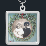 COLAR BANHADO A PRATA NATAL CRUZADO COM MISTALETOS, MODELO DE FOTO<br><div class="desc">Elegante design de uma remodelação vintage.</div>