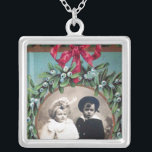 COLAR BANHADO A PRATA NATAL CRUZADO COM MISTALETOS, MODELO DE FOTO<br><div class="desc">Elegante design de uma remodelação vintage.</div>