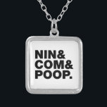 COLAR BANHADO A PRATA NIN & COM & POOP.<br><div class="desc">NINCOMPOOP! A Globe Trotters é especializada em imagens idiossincráticas de todo o mundo. Aqui você encontrará Cartões de Saudação, Cartões Postais, Posters, Mouséads e muito mais.</div>