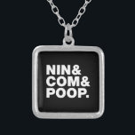 COLAR BANHADO A PRATA NIN & COM & POOP.<br><div class="desc">NINCOMPOOP! A Globe Trotters é especializada em imagens idiossincráticas de todo o mundo. Aqui você encontrará Cartões de Saudação, Cartões Postais, Posters, Mouséads e muito mais.</div>