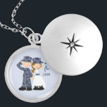 Colar Banhado A Prata Noiva e Soldado no Casamento da Camuflagem Azul<br><div class="desc">Pingente personalizado apresenta uma doce ilustração vetorial de um marinheiro ou piloto com sua linda noiva.</div>