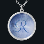 Colar Banhado A Prata Nome do Monograma Trendência Azul de Cor Branca<br><div class="desc">Colar Silver Azul e Branco Monograma. Adicione seu nome e sua inicial. Faz um presente de noiva excelente para as suas damas de noiva,  um presente de excelente aniversário para ela,  ou qualquer ocasião em que ela vai amar este colar de fechadura.</div>
