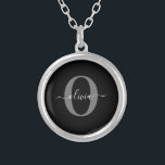 Colar Banhado A Prata Nome do script do monograma personalizado Cinza br<br><div class="desc">Este elegante monograma e na moda pode ser dado como presente para um aniversário, casamento, chá de panela, aniversário, Dia de as mães ou qualquer ocasião. Pode ser personalizado com o nome e a inicial da pessoa. Você pode alterar a fonte, a cor da fonte, o tamanho da fonte e...</div>