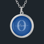 Colar Banhado A Prata Nome do Script Monograma Personalizado Branco Azul<br><div class="desc">Este elegante monograma e na moda pode ser dado como presente para um aniversário, casamento, chá de panela, aniversário, Dia de as mães ou qualquer ocasião. Pode ser personalizado com o nome e a inicial da pessoa. Você pode alterar a fonte, a cor da fonte, o tamanho da fonte e...</div>