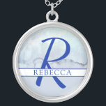 Colar Banhado A Prata Nome | Monograma de cor azul<br><div class="desc">Um nome bonito e uma combinação monograma com fundo de aquarela azul.</div>